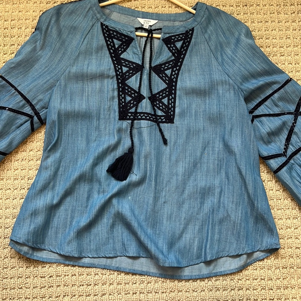 denim blue crown and ivy small top